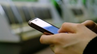 Kız bir metro yakın çekim bir akıllı telefon kullanıyor, bir kadın bir iletiyi yazdırma.