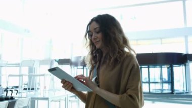 İş kadını bir tablet alışveriş merkezinde kullanır.