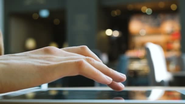 Mujer utiliza la tableta ordenador PC en un primer plano centro comercial cafetería — Vídeos de Stock