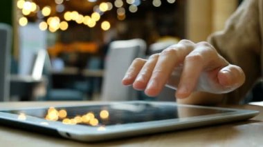 Kadın el tablet bilgisayar pc Alışveriş Merkezi, yakın çekim, bulanık bir arka plan kullanır