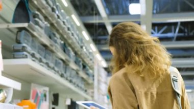 Kafkas kadın tablet bilgisayar pc, elektronik ortamda alışveriş listesi ile mutfak aksesuarları satın alır.