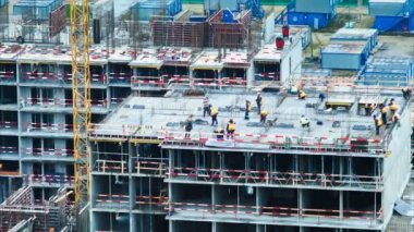 Zaman atlamalı inşaatçılar ve inşaat site yakın çekim çalışma Vinçler.
