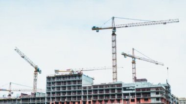 Zaman atlamalı Vinçler ve üreticileri inşaat sitesinde çalışıyoruz