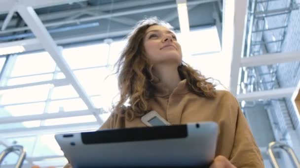 Mulher bonita escolhe produtos caseiros com um computador tablet pc — Vídeo de Stock