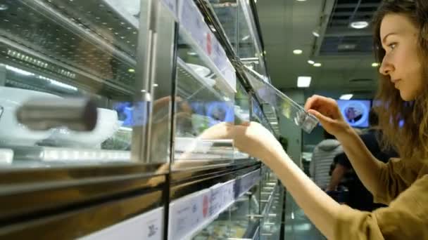 Junge schöne Frau wählt einen Salat in einem Restaurant der öffentlichen Gastronomie — Stockvideo