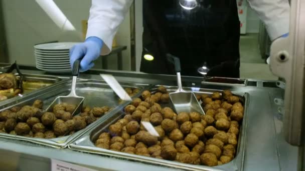 Cocine pone las croquetas en un plato y vierte la salsa en el tazón — Vídeos de Stock