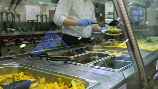 El cocinero pone la catofel en el plato y da el orden en el restaurante de catering público — Vídeo de stock