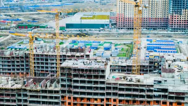 상트페테르부르크, 러시아-2018 년 4 월 26 일: 시간 경과 건축 업자 및 건설 현장에 근무 하는 크레인 — 비디오