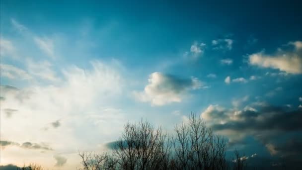 Nuages de temps par une journée ensoleillée — Video