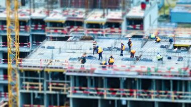 Zaman atlamalı tilt shift inşaatçılar ve yakın kadar yakınlaştırma inşaat sitede çalışma Vinçler
