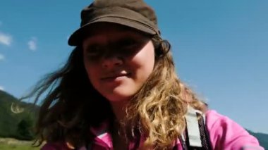 Bir sırt çantası ile turist kız kendini doğada fırtınası