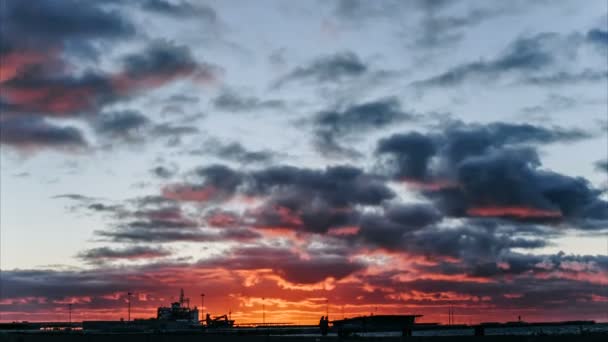 Ώρα λήξη σύννεφα στο ηλιοβασίλεμα στον κόλπο της πόλης της θάλασσας — Αρχείο Βίντεο