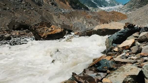Hegyi folyó fut a gleccser, egy erős vízsugár, lassú mozgás — Stock videók