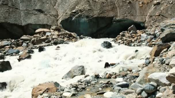 Río de la montaña corre desde el glaciar, una poderosa corriente de agua — Vídeo de stock