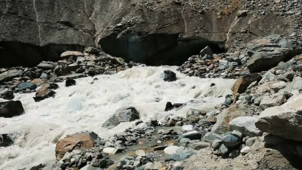 Горная река течет из-под ледника, мощный поток воды, замедленное движение — стоковое видео