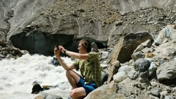 Туристические фотографии на телефоне панорамный пейзаж - горная река и ледник — стоковое видео