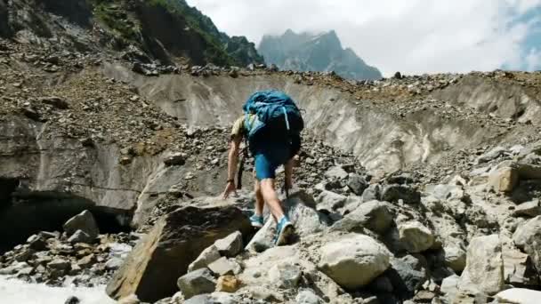 Adam turist dağlarda, içme suyu ve manzarayı dinleniyor — Stok video