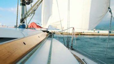 Deniz İskeleye demirlemiş Yelkenli Yat