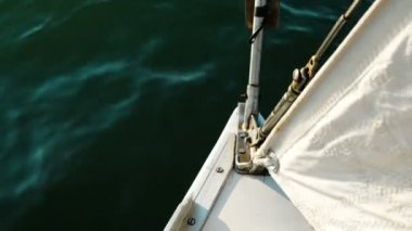 Bir Yelkenli Yat salma denizin dalgaları üzerinde yüzen
