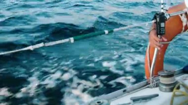Adam bir telsiz ve yat yakın çekim üzerinde lifebuoy