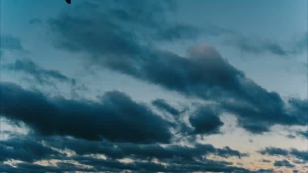 Zaman atlamalı bulutlar günbatımında float — Stok video