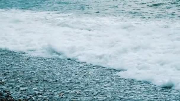 Grandes olas golpean un guijarro en una tormenta en el mar, cámara lenta — Vídeos de Stock