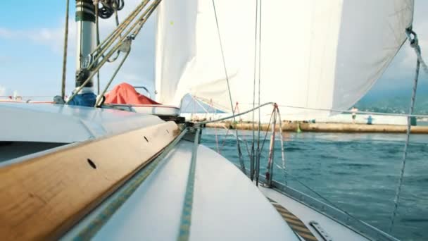 Yacht à voile amarré à la jetée de la mer — Video