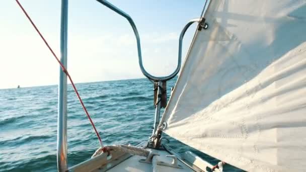 Arco de um iate à vela closeup balança sobre as ondas no mar aberto — Vídeo de Stock