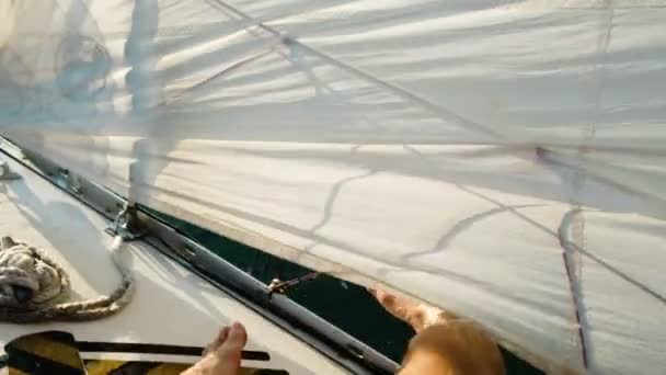Mannelijke voeten op een zeilen jacht close-up in de zee — Stockvideo
