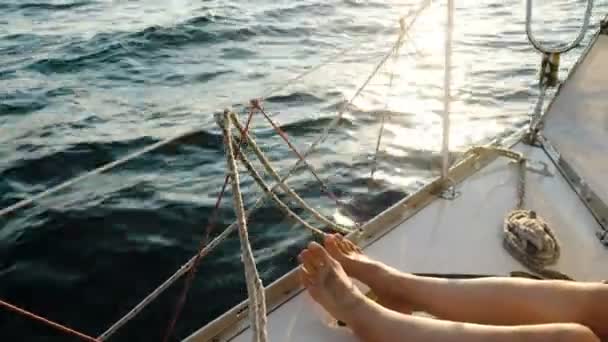 在公海上的帆船特写镜头上的女性腿脚 — 图库视频影像