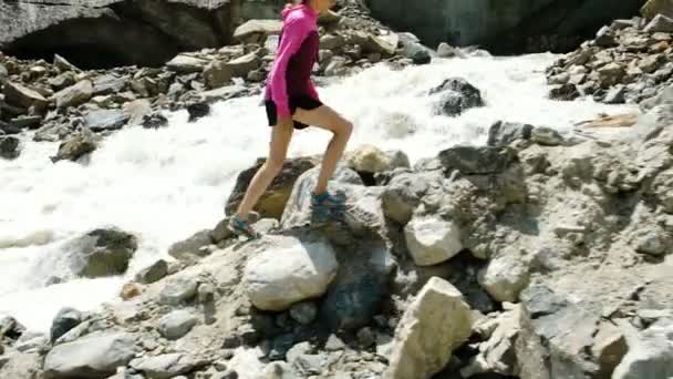 Ragazza turista sale le pietre in montagna — Video Stock