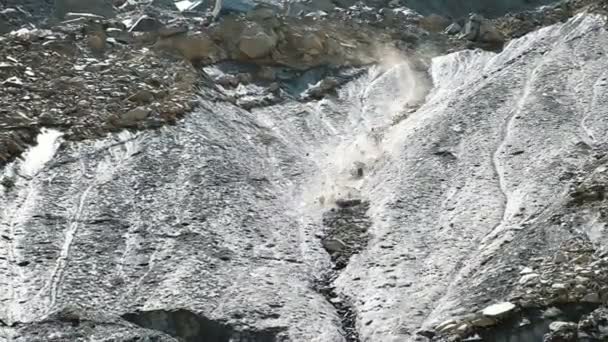 Stenbrottet i bergen, stenar faller ner från glaciären, Slowmotion — Stockvideo