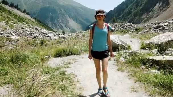 Menina turista caminha através de um vale de pedra na montanha, câmera lenta — Vídeo de Stock