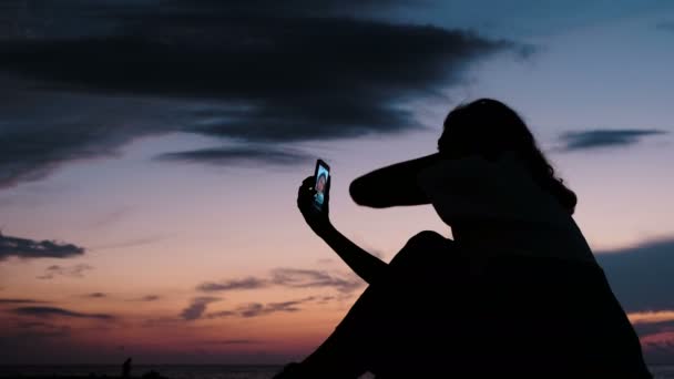 Meisje maakt gebruik van de smartphone voor live uitzending op sociale netwerken — Stockvideo