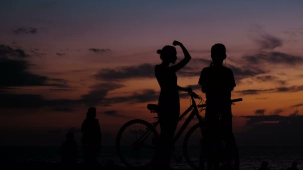 Sylwetka turysta fotografowanie na smartphone zachód słońca nad morzem — Wideo stockowe