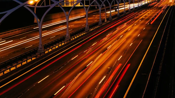 Autopista Time Lapse por la noche. Coches borrosos en exposición prolongada —  Fotos de Stock
