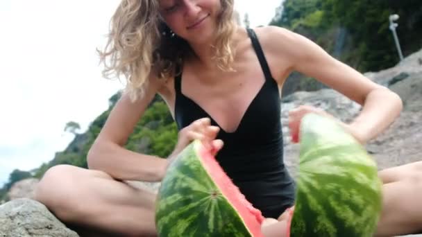 Mooie Jonge Vrouw Een Zwembroek Breekt Helft Van Een Watermeloen — Stockvideo