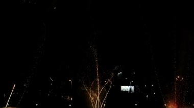 Çeşmeler gece dans. Işıklar, renkler ve müzik gece göstermek, ağır çekim