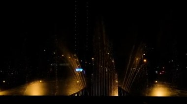 Yavaş dans çeşmeler ve su patlamaları geceleri - ışık, renkler ve müzik gece göstermek
