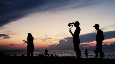 Bir gün batımı özgeçmişlerine deniz teknolojisi ile turist siluetleri