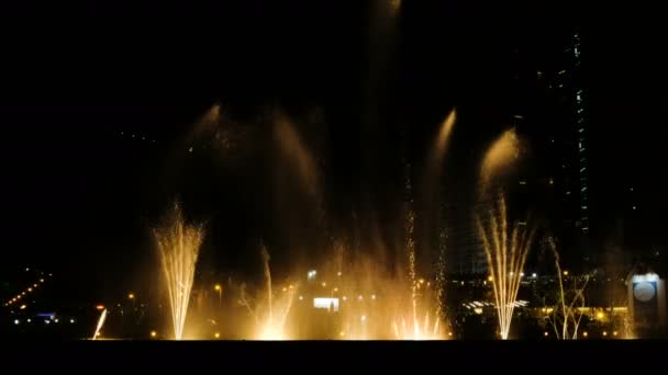 Танцующие фонтаны ночью. Ночное шоу огней, цветов и музыки — стоковое видео