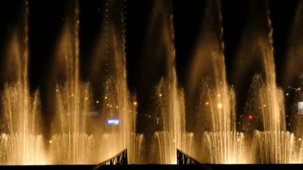 Fontes dançantes incríveis e salpicos de água à noite na cidade as luzes, cores e show noturno de música — Vídeo de Stock