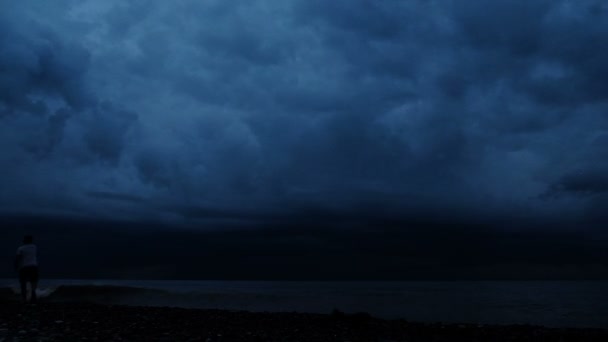 Stürmischer Himmel Gewitterblitz schlägt am Abend auf dem Meer ein — Stockvideo