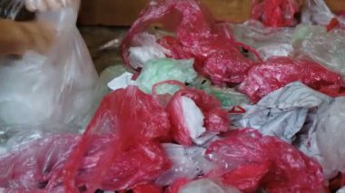 Ayrı toplanması ile ev, plastik torba geri dönüşüm için yeniden sıralama