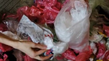 Ayrı toplanması ile plastik torbalar, el yakın çekim geri dönüşüm için yeniden sıralama