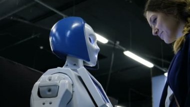 St. Petersburg, Rusya Federasyonu - 12 Kasım 2018: Bir kız portresi robot ile görüşmeler