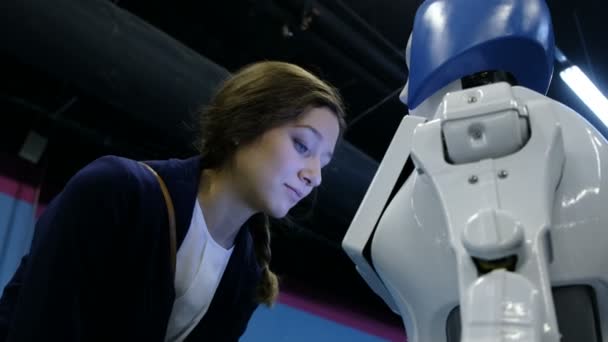 Санкт-Петербург, Россия - 12 ноября 2018 года: Красивая женщина разговаривает с роботом — стоковое видео