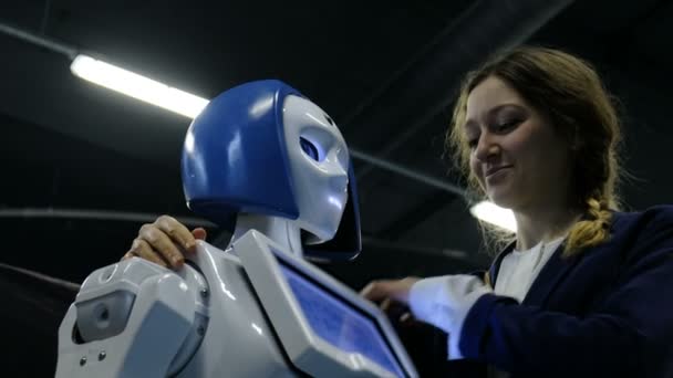 Saint-Pétersbourg, Russie - 12 novembre 2018 : une fille étreignant un robot promo — Video