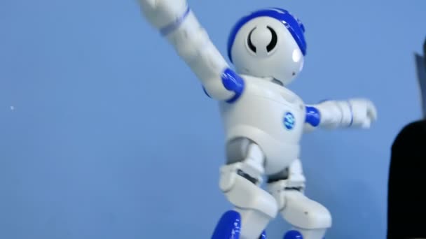 St. Petersburg, Rusland - November 12, 2018: robot is dansen op tafel — Stockvideo