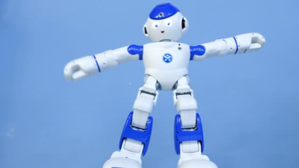 Санкт-Петербург, Російська Федерація - 12 листопада 2018: Веселий Танок робот-гуманоїд макро — стокове відео
